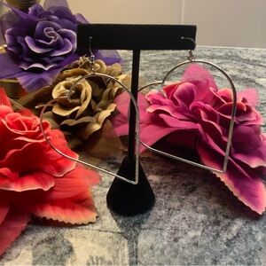 ♥️♥️Chic large BRAND NEW Silvertone Heart Earrings. Pierced style.♥️♥️